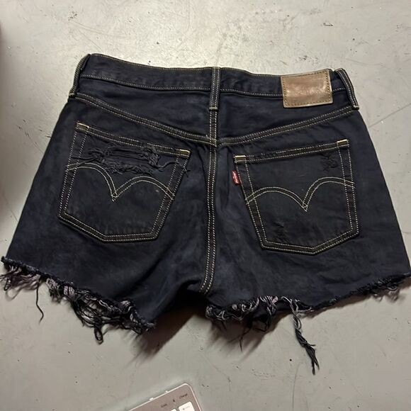 Size 27 Levi’s Dark Denim Distressed Highrise Shorts - Picture 2 of 3